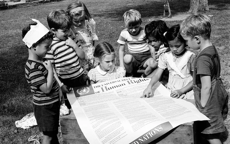 Niños leyendo la Declaración Universal de los Derechos Humanos