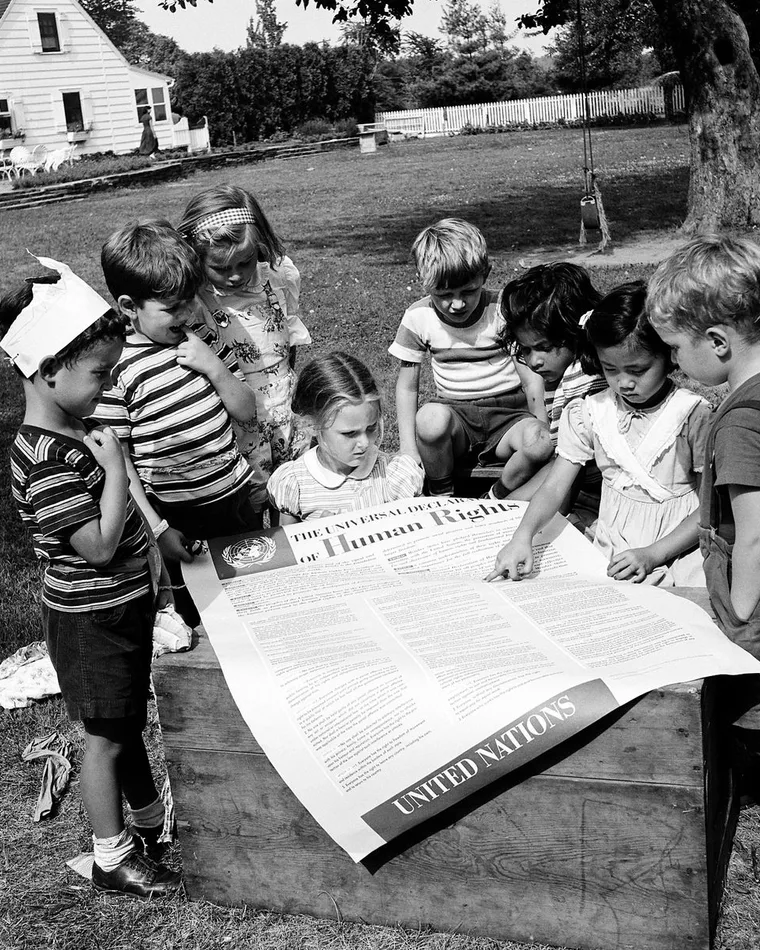 Niños leyendo la Declaración Universal de los Derechos Humanos